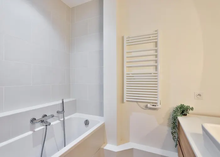 Διαμέρισμα Stylish 2br In Private Mansion At Rue De Passy *